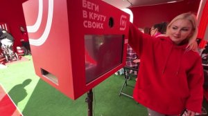 Магнит стали одним из главных спонсоров марафона и в рамках акции «Беги в кругу своих» решили поддер