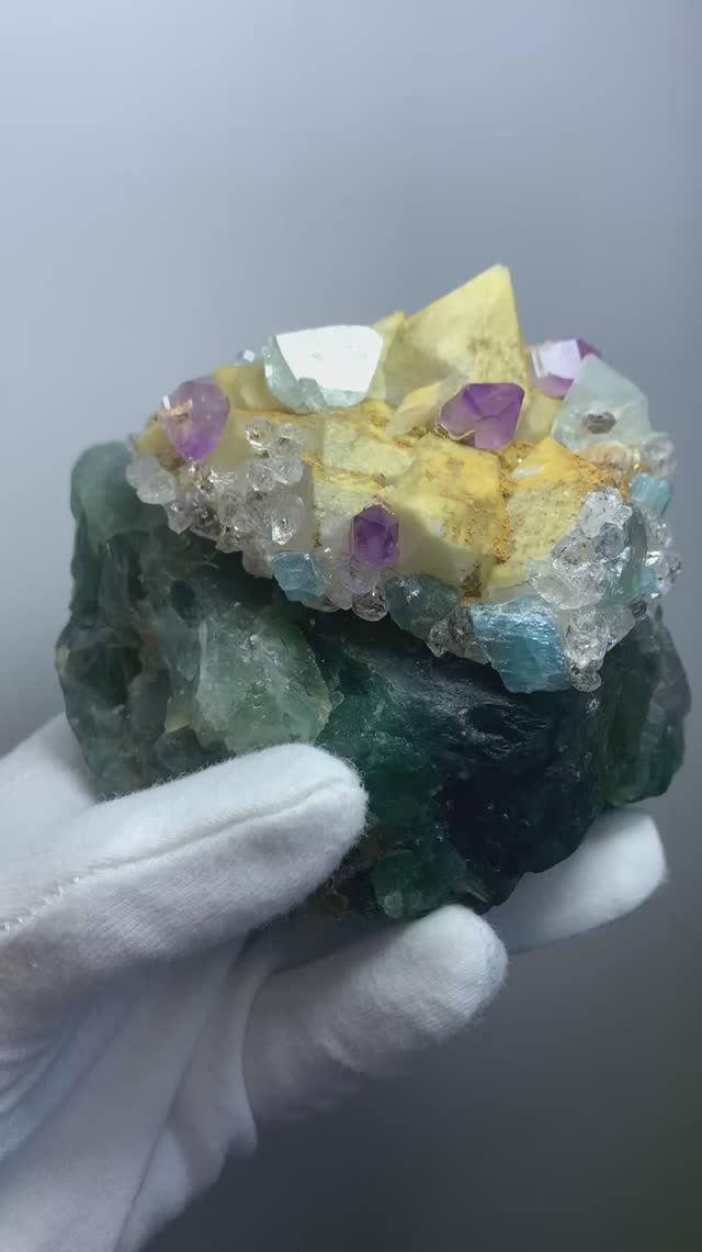 Композиция из кристаллов и камней Coolcrystals: кварц, аметист, апатит, топаз, херкимер, флюорит