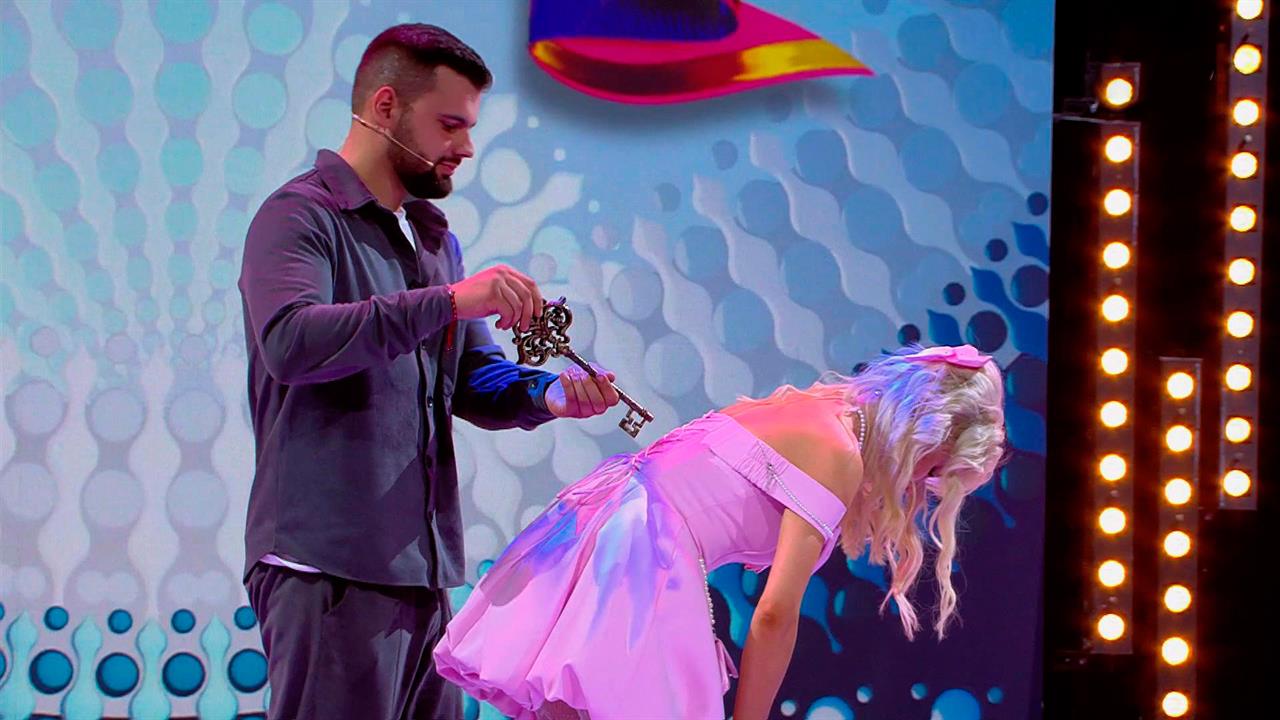 Жених "завел" невесту-куклу на сцене ток-шоу "Давай поженимся!"