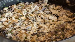 Кальмар, фаршированный грибами и яйцом