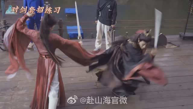 Закадровые съемки дорамы "Путешествие за горы и моря", битва братьев Сяо смотреть онлайн