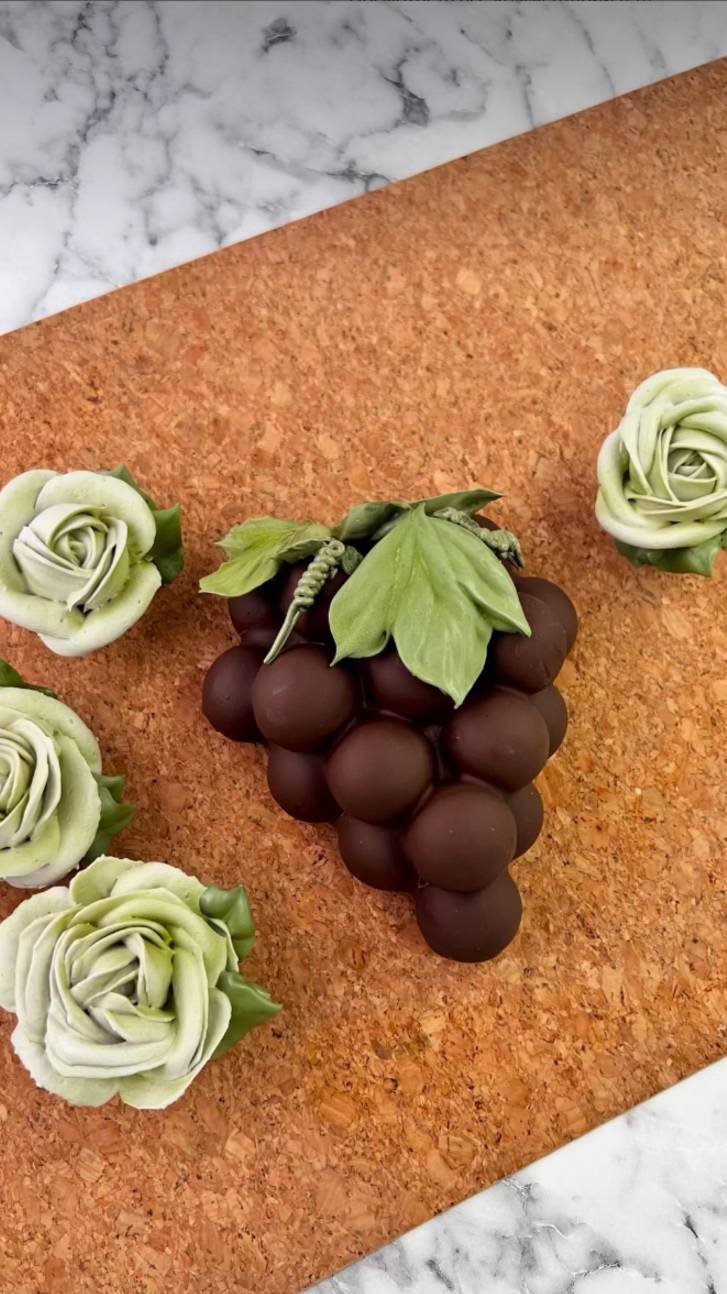 Виноградная гроздь из зефира в шоколаде