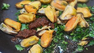 Кальмары, фаршированные булгуром и мидиями