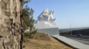 Уж ты ветка бедная, ты куда плывешь?
Берегись, несчастная, в море попадешь!
Там тебе не справиться с