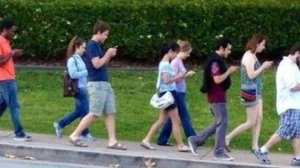 Odam gadjetga bog’liq ekanligini ko’rsatuvchi 18 ta hayotiy rasmlar - Hozirgi hayot !!!