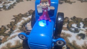 Синий трактор по полям