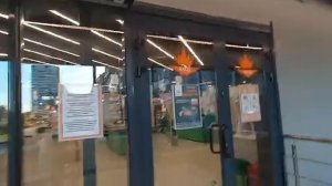 Лифт в маленьком ТЦ „Корона“ Лифт Movel с двухсторонними телеск дверями (неизвестно)г/в 1000кг 13чел