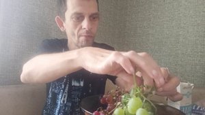 Мукбанг еда кушаю виноград с дачи