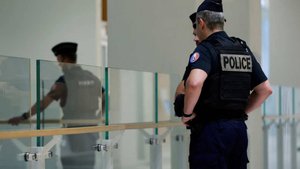 Посла ЮАР во Франции нашли мертвым возле отеля в Париже