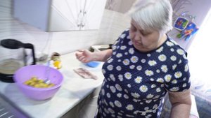 Как приготовит мама треску с овощами Снимаю её вкусное блюдо для семьи на обед