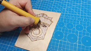 Герб факультета Слизерин. Выжигание по дереву и роспись акриловыми маркерами.