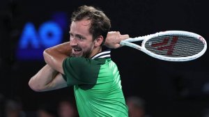 Медведев обыграл Зверева и вышел в полуфинал теннисного турнира в Пекине