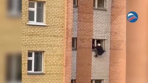 Молниеносная реакция: сургутские полицейские схватили за ногу мужчину, уже падавшего с пятого этажа