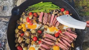 Сочный стейк, приготовленный на открытом огне ｜ Дикие овощи в дикой природе