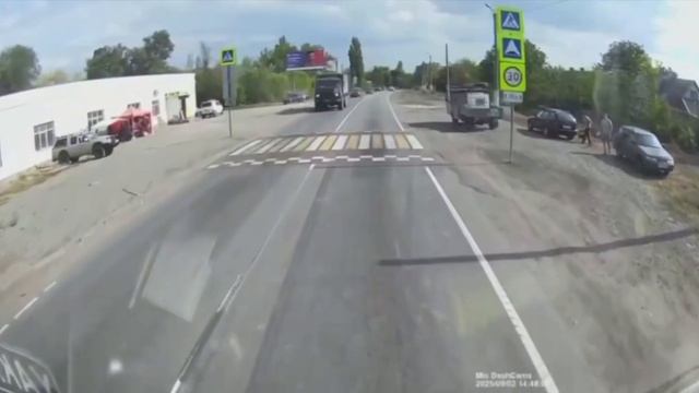 Момент поражения нашего тягача КамАЗ с танком ударом БПЛА «RAM-2X» в Луганске смотреть онлайн