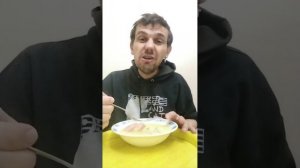 Обжор мукбанг картофельное пюре с сочными сосисками Папа может, салат из помидоров с зеленью