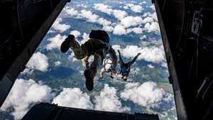 Британец выжил после трехкилометрового падения из-за нераскрывшегося парашюта