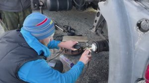 Достаем обломившуюся полуось, снимаем обойму ступичного подшипника!