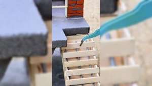 Красивый приподнятый дом с передней лестницей и балконом.