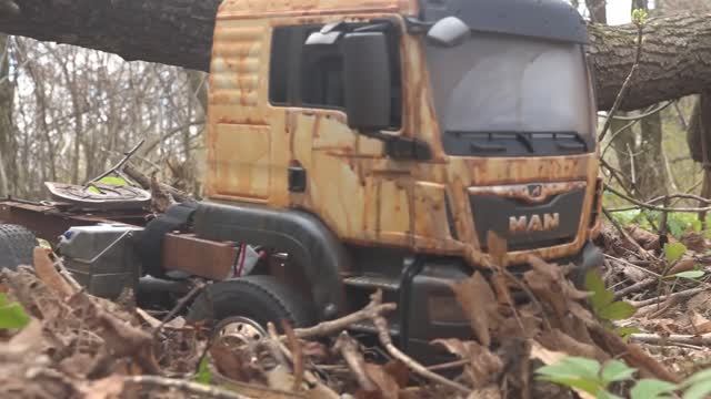 Нашли заброшенный грузовик в лесу