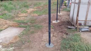 Бетонирую столбы . Делаю забор .