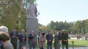 Памятник Герману Титову открыли на Аллее космонавтов на ВДНХ