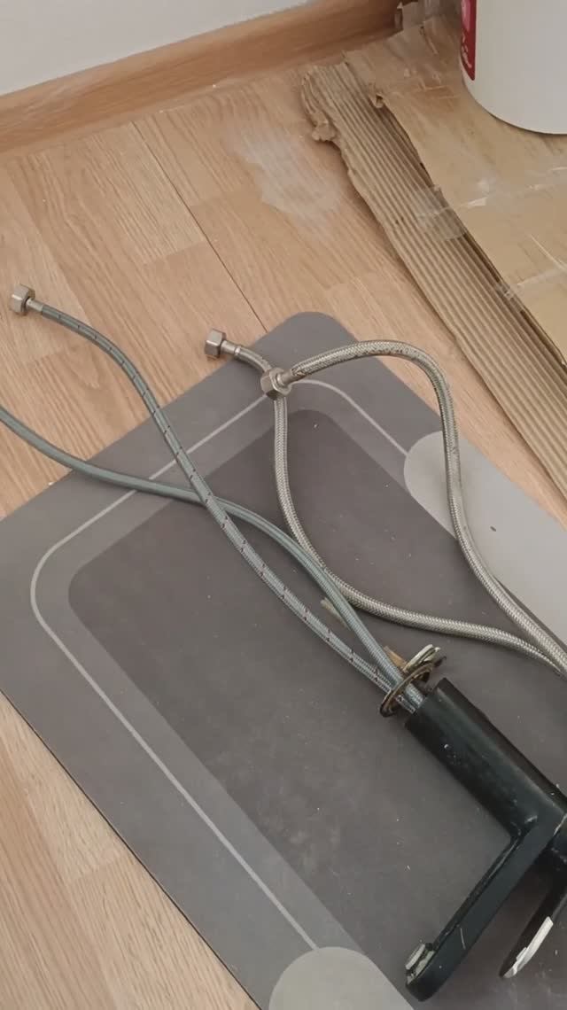 Замена смесителей и ванны в санузле. Углубляем трубы подводки в стену. Будни сантехника.