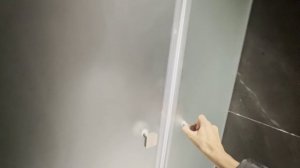 Душевые перегородки для спорткомплекса как закалённое стекло решает задачи в душевых