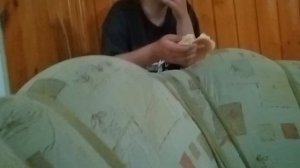 Баба Галя залезла в шёлку в диване