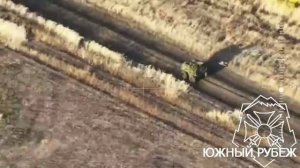 Бойцы ГВ "Южная" уничтожили FPV-дроном наземного дрона ВСУ, который пытался перевозить припасы.