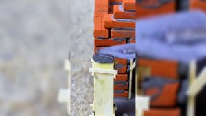 Красивый дом с 2 крышами с идеальным цветом краски.