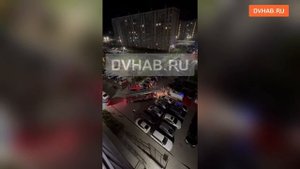 Хабаровчане растаскивали машины для проезда пожарных