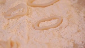 Кальмары, жаренные в сухарях