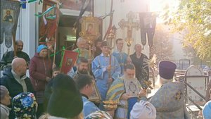 Крестный ход на престольный праздник в храме в честь иконы Божией Матери Целительница