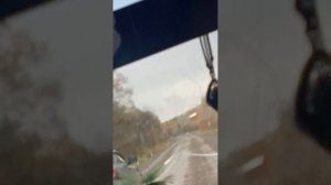 Еду по лесу. По неровной дороге. Посмотрите какая красота , осень.