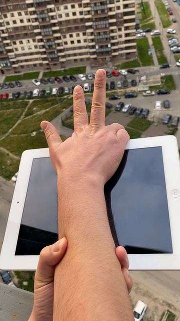 Уронил айпад с 20-ого этажа!