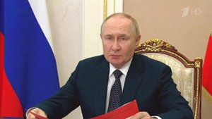 Владимир Путин провел оперативное совещание с постоянными членами СБ России