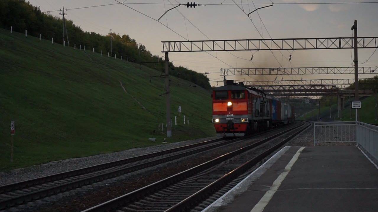 Тепловоз 2ТЭ10М-0714 с контейнерным поездом и приветливой бригадой.