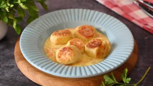 Хрустящие снаружи, нежные внутри: картофельные фрикадельки в сливочном соусе с морковью и луком