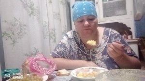 ужин. картофельное пюре с тушёной капустой и сосиски. все как обычно вкусно и просто. 😉