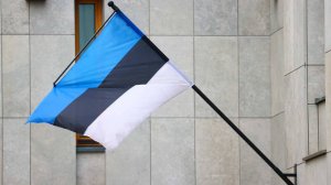 Эстония начнет продавать брошенные на границе с Россией автомобили