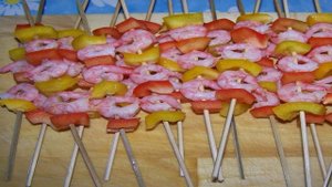 Канапе из креветок на шпажках