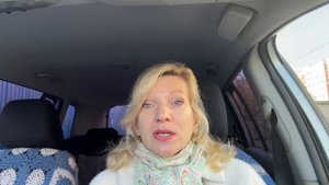 Моток пряжи, спицы и чашка чая 😊🧶