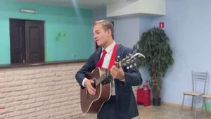 Артист ансамбля "Надежда" Руслан Бабенко провел концерт в доме престарелых