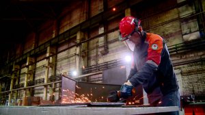 От чертежа до результата: за что слесарь цеха металлоконструкций Александр Смирнов любит свою работу