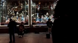 УЛИЧНЫЕ МУЗЫКАНТЫ СОЛИСТ МАРК ВЫСТУПАЕТ НА НЕВСКОМ ПРОСПЕКТЕ