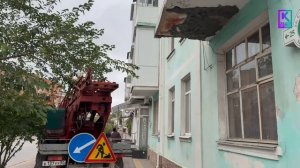 Управляющая компания выполняет восстановительные работы на фасаде дома № 25 по улице Самойленко