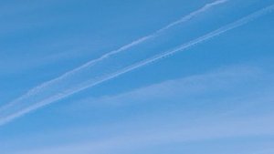 Самолёты с хим трейлами не перестают нас опылять.