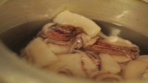 Кальмары с сыром и чесноком