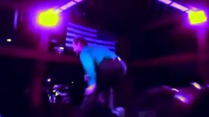 парень забрался на быка